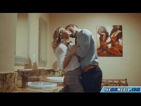 ❤️ Khi một cô gái tóc vàng busty quyến rũ bạn trong một nhà vệ sinh công cộng ️❌ Khiêu dâm ở% vi.pornolymp.ru% ☑